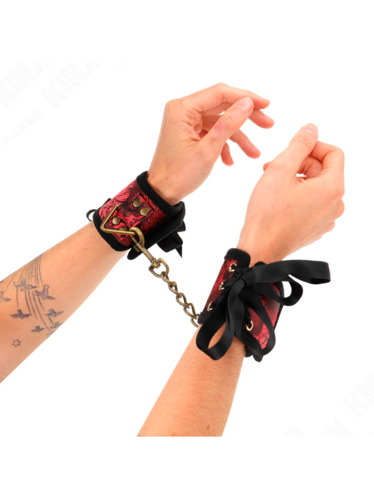 MUÑEQUERAS BDSM ROJO-NEGRO CON LAZO KINK 24.5 CM DE LA MARCA KINK WRIST RESTRAINT