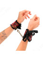 MUÑEQUERAS BDSM ROJO-NEGRO CON LAZO KINK 24.5 CM DE LA MARCA KINK WRIST RESTRAINT